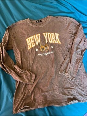 PrettyLittleThing Varsity "New York" Graphic Long Sleeve Tee